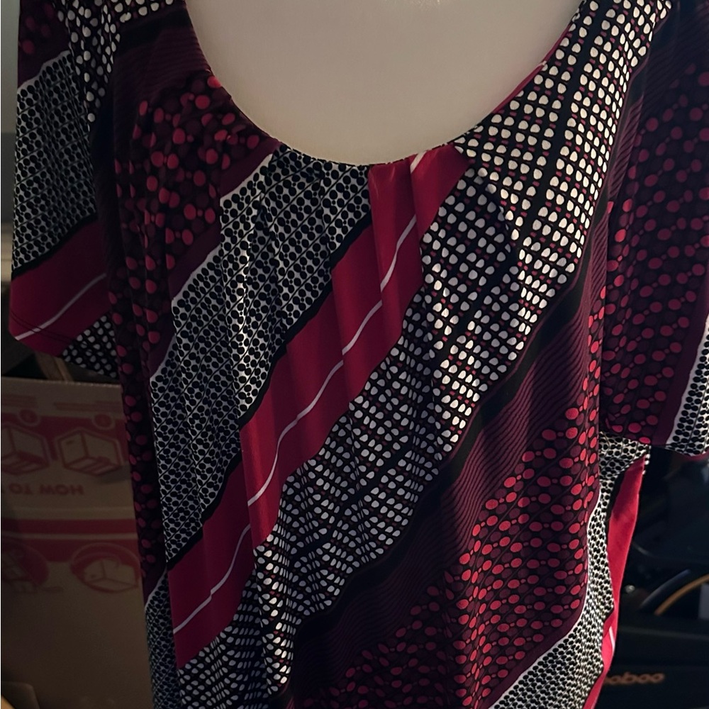 Elegant Women's Short Sleeve Top in Red and Black